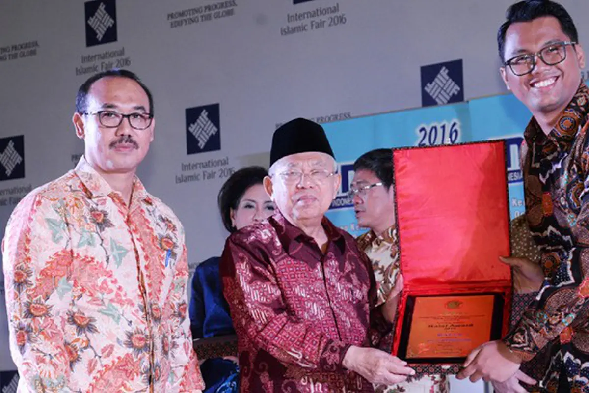 (Kiri ke kanan) Ir. Lukmanul Hakim, M. Si. selaku Direktur LPPOM MUI Pusat, Dr. (HC) KH. Ma'ruf Amin selaku Ketua Umum Dewan Pimpinan MUI, dan Andrie Kurniarahman selaku Senior Brand Manager Wall’s Ice Cream