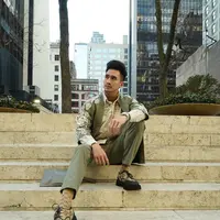 Verrel Bramasta sampai Uya Kuya menghadiri show Batik Trusmi x Ayu Dyah Andari dalam bagian New York Fashion Week 2023