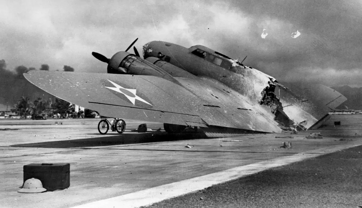 Kondisi pesawat bomber Air Corps B-17C milik angkatan laut AS usai diserang di Hickam Air Field, Pearl Harbor. Sedikitnya 2.403 orang tewas dan 1.178 luka-luka dalam peristiwa tersebut. (Reuters/U.S Navy)