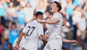 Gelandang Napoli, Scott McTominay, merayakan golnya ke gawang Sassuolo di Mapei Stadium, Sabtu (23/08/2025) malam WIB. (Massimo Paolone/LaPresse via AP Photo).