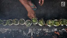 Pak Pian membakar lemang di sebuah tanah kosong di Jakarta, Minggu (27/5). Memasuki bulan Ramadan, produksi makanan tradisional Melayu berbahan dasar ketan tersebut terus meningkat. (Merdeka.com/Iqbal S Nugroho)