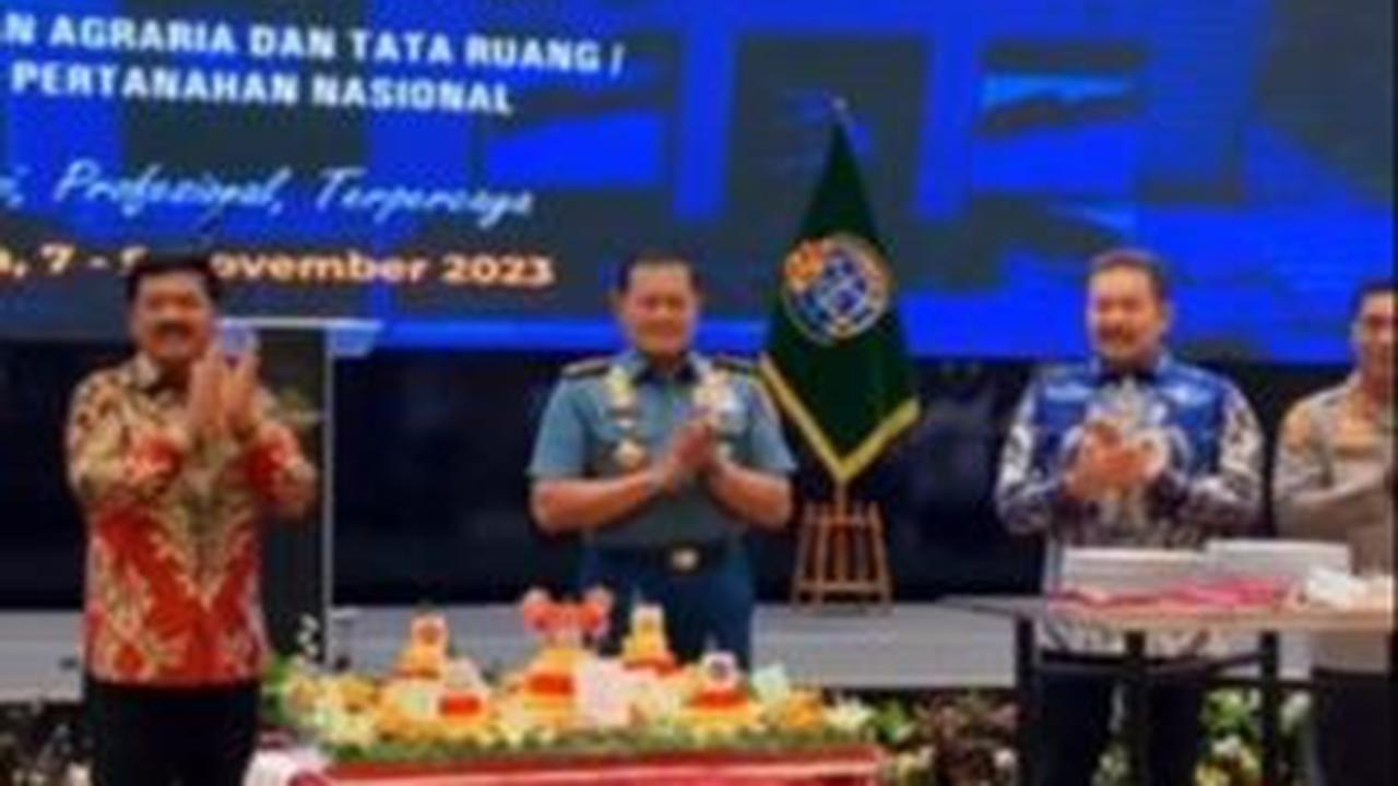 "Selamat ulang tahun ke-60 Bapak Marsekal TNI (Purn.) Hadi Tjahjanto, Menteri ATR/Kepala BPN," ujar pembawa acara yang membuat eks Panglima TNI ini terkejut. <br>