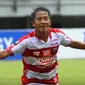 Gelandang Madura United Bayu Gatra merayakan golnya ke gawang PS TNI pada lanjutan penyisihan Grup C Piala Presiden 2018 di Stadion Gelora Bung Tomo, Surabaya, Selasa (23/1/2018). (twitter.com/maduraunitedfc)
