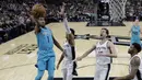 Pemain Charlotte Hornets, Malik Monk (1) mencetak skor saat melewati adangan para pemain San Antonio pada laga NBA basketball game di AT&T Center, San Antonio, (3/11/2017) waktu setempat. San Antonio menang 108-101. (AP/Eric Gay)