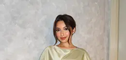 Aura “soon to be Mrs. Hubner” begitu terasa lewat pilihan outfit yang feminin, sleek, namun tetap bold dengan sentuhan modern yang membuat tampilannya tampak mahal dan classy. [@jennifercoppenreal20].