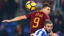 Edin Dzeko mencetak dua gol saat AS Roma mengalahkan Pescara dalam laga Serie A di Stadion Olimpico, Roma, (27/11/2016). (EPA/Angelo Carconi)