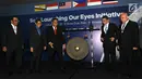 Menhan RI Ryamizard Ryacudu bersama lima negara ASEAN saat soft launching Our Eyes di Bali, Kamis (25/1). (Liputan6.com/Pool/Yudi Karnaedi)