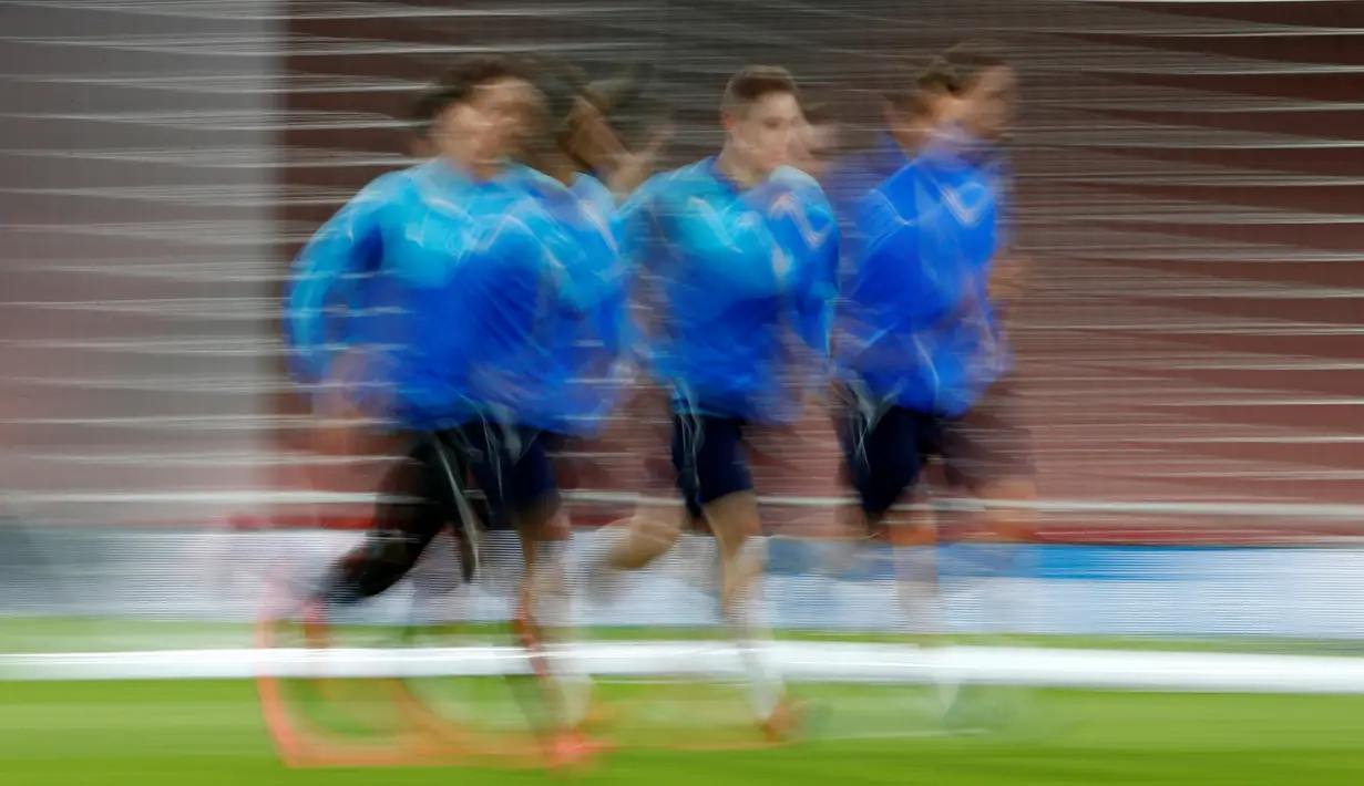 Pemain Dinamo Zagreb berlatih jelang bertanding melawan Arsenal dalam laga Liga Champions di Stadion Emirates, London, (23/11/2015). (AFP Photo/Adrian Dennis)