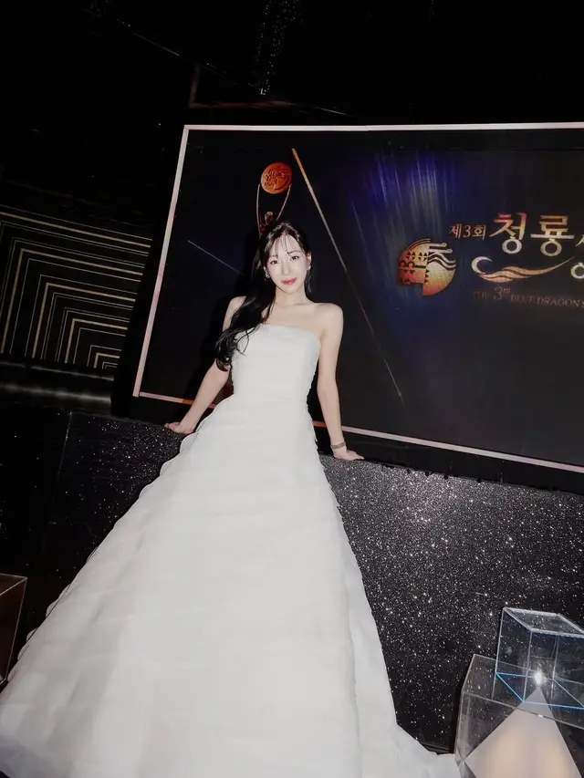 Tiffany Young Kenakan Ball Gown putih. [@tiffanyyoungofficial]