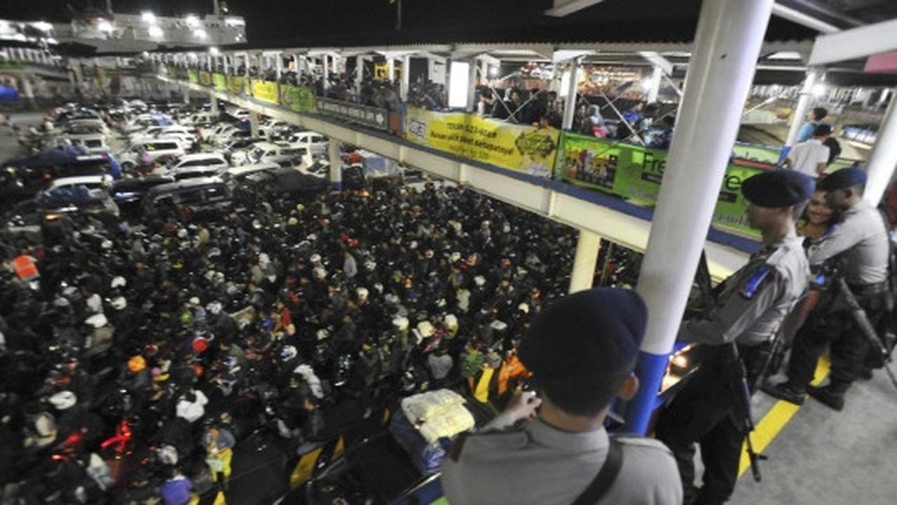 Parahnya antrean pemudik dini hari tadi di Pelabuhan Merak