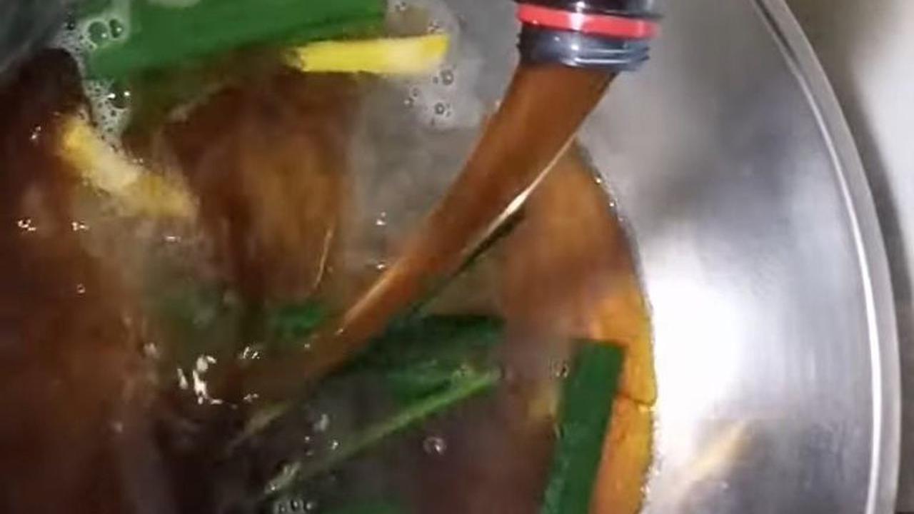 Tuang Minyak Goreng Bekas