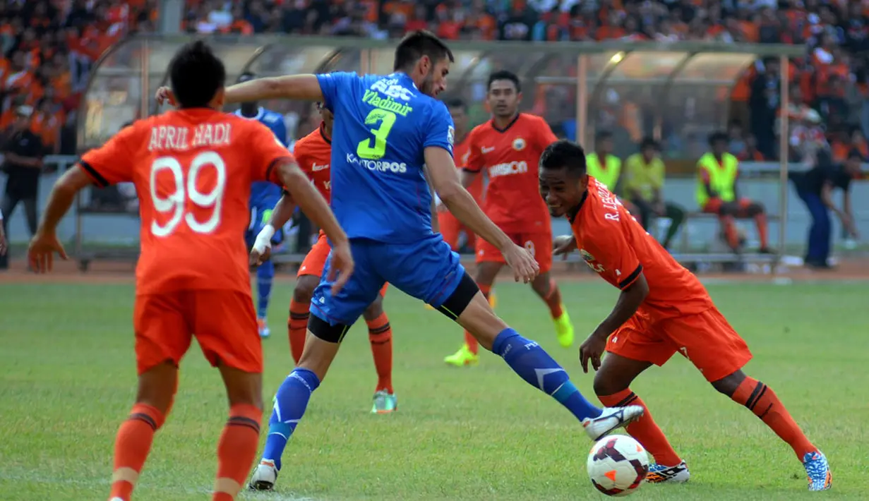 Ramdani Lestaluhu (Persija Jakarta - kanan) mencoba melewati kawalan Vladimir Vujovic (Persib Bandung) saat berlaga di Stadion GBK, (10/8/2014). (Liputan6.com/Helmi Fithriansyah)  