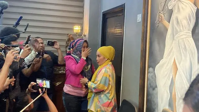 Makin Memanas, Ini 6 Momen Shelvie Hana Histeris saat Datangi Jumpa Pers Daus Mini