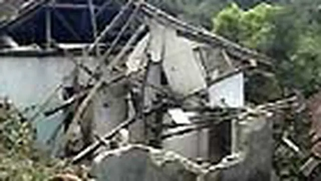 Longsor mengakibatkan puluhan rumah warga di Desa Gununglarang, Kecamatan Bantarujeg, Majalengka, Jabar, rusak. Empat di antaranya ambruk rata dengan tanah.