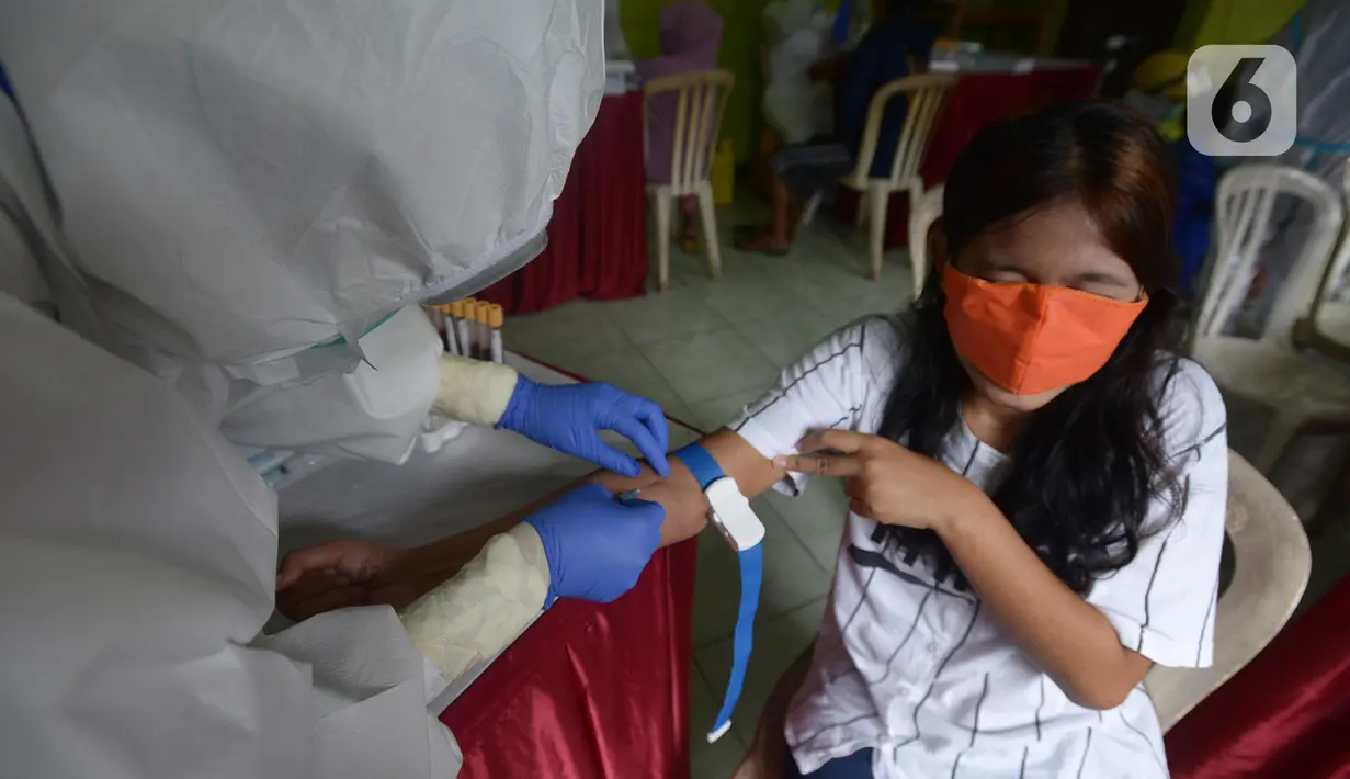 Tim medis Puskesmas Kecamatan Duren Sawit melakukan tes diagnosa cepat (rapid test) kepada warga yang berprofesi sebagai pemulung di Kampung Sumur, Jakarta, Selasa (4/8/2020). Rapid test ini untuk mendeteksi virus yang menyasar pada warga di pemukiman padat penduduk. (merdeka.com/Imam Buhori)