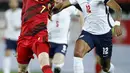 Gelandang Belgia, Kevin De Bruyne mengontrol bola dari kawalan bek Inggris, Tyrone Mings pada pertandingan UEFA Nations League di stadion King Power di Leuven, Belgia, Minggu (15/11/2020). Belgia menang atas Inggris 2-0. (AP Photo/Francisco Seco)