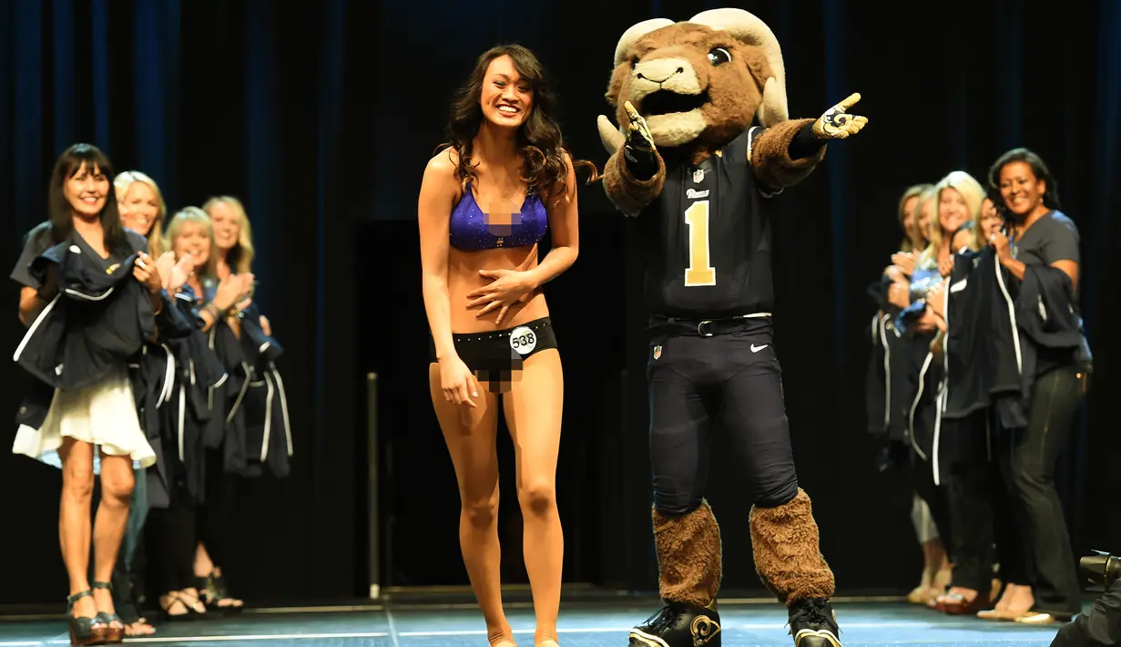Ekspresi peserta cheerleaders saat terpilih dalam tim cheerleaders baru Los Angeles Rams di Los Angeles, California (17/4). Sekitar 500 wanita seksi dan cantik bersaing untuk menjadi cheerleaders tim football Los Angeles Rams. (AFP PHOTO/Mark Ralston)