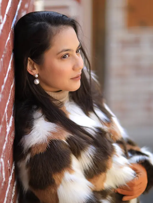 Masih dengan baju hangatnya yang berbulu. Dan kali ini coraknya sangat unik, lantaran terlihat mirip dengan bulu kucing. Ia pun memadukannya dengan dalaman model turtle neck berwarna cokelat. Manis banget ya? (Instagram/pevpearce)