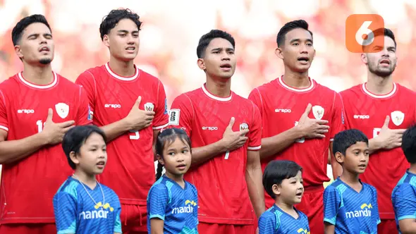 <p>Para pemain starting XI Timnas Indonesia (dari kiri) Ragnar Oratmangoen, Rafael Struick, Marselino Ferdinan, Rizky Ridho dan Sandy Walsh berbaris menyanyikan lagu kebangsaan Indonesia Raya jelang dimulainya laga Grup F putaran kedua Kualifikasi Piala Dunia 2026 zona Asia menghadapi Irak di Stadion Utama Gelora Bung Karno (SUGBK), Senayan, Jakarta, Kamis (6/6/2024). (Bola.com/M Iqbal Ichsan)</p>