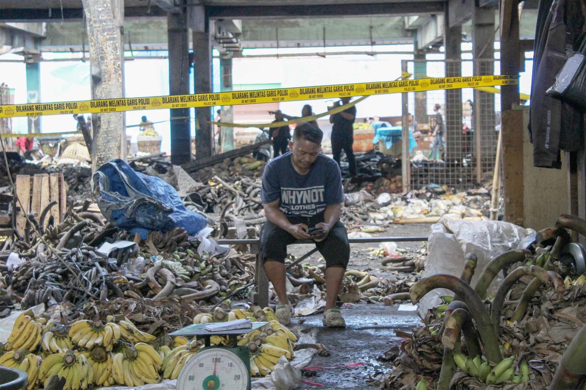 FOTO: Aktivitas Pedagang Buah Kramat Jati Kembali Berjalan Usai Kebakaran