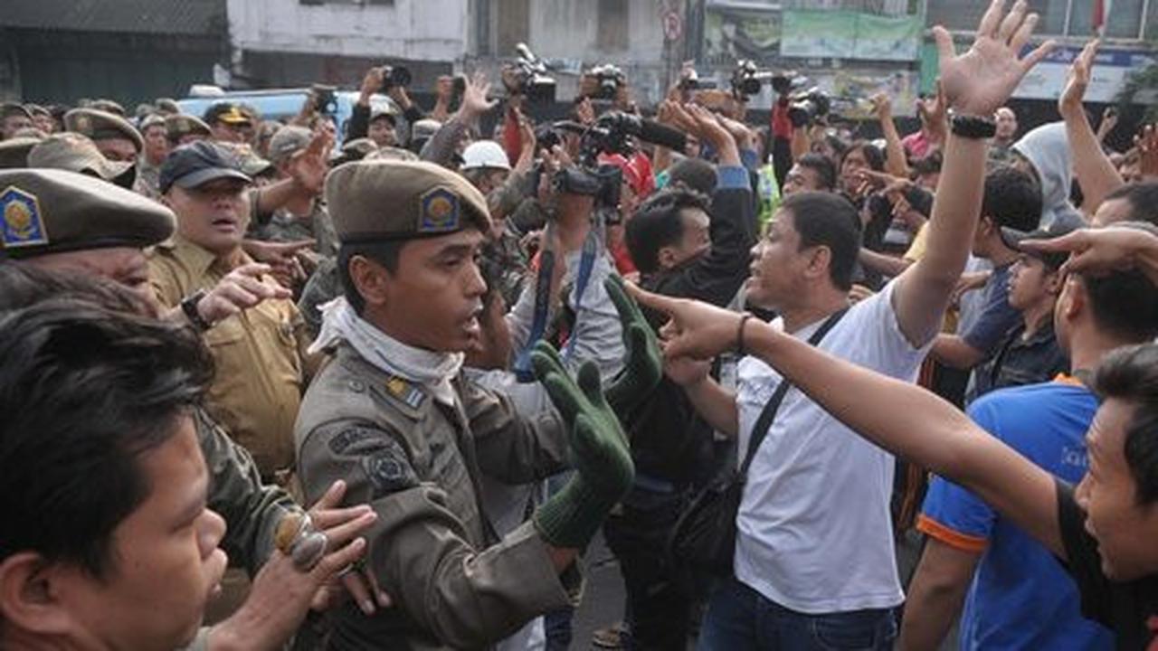 Mengadu ke LBH Jakarta