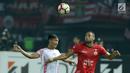 Penyerang Persija, Luis Carlos Jr (kanan) berebut bola dengan bek Persipura, M Tahir saat lanjutan Liga 1 Indonesia di Stadion Patriot Candra Bhaga, Bekasi, Sabtu (8/7). Persija ditahan imbang 1-1 oleh Persipura. (Liputan6.com/Helmi Fithriansyah)