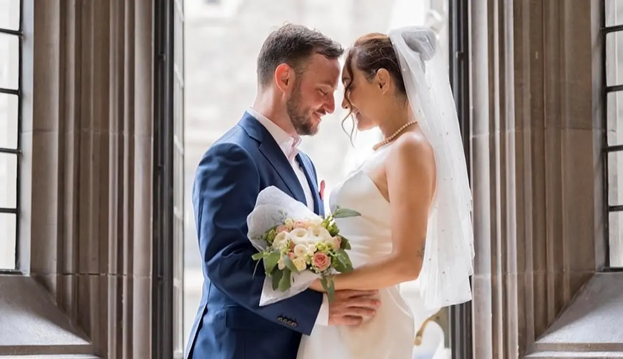 Pernikahan kedua Dewi Rezer ini digelar secara intimate. Dan hanya dihadiri beberapa orang dari kedua mempelai. Dewi dan Ethan menikah pada 11  Juli di Kanada. [Instagram/thebridestory]