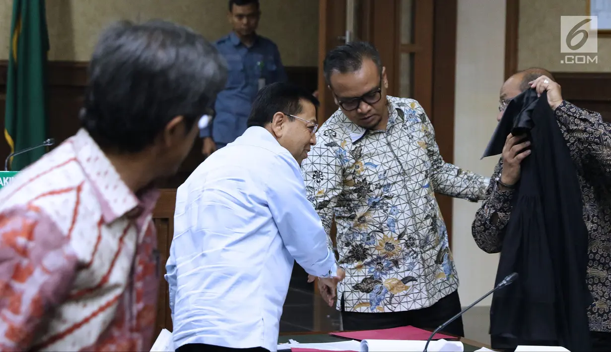 Terpidana korupsi e-KTP, Setya Novanto (kedua kiri) menyalami terdakwa Irvanto Hendra Pambudi saat jeda sidang lanjutan dugaan korupsi pengadaan e-KTPdi Pengadilan Tipikor, Jakarta, Selasa (18/9). (Liputan6.com/Helmi Fithriansyah)