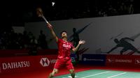 Di nomor tunggal putra, Indonesia hanya meloloskan Anthony Sinisuka Ginting ke babak perempatfinal usai menang atas wakil Thailand, Sitthikom Thammasin dengan dua game langsung 21-13, 21-14. Di babak perempatfinal, Gintong akan menantang andalan Malaysia, Lee Zii Jia. Satu wakil lainnya di 16 besar, Chico Aura Dwi Wardoyo terhenti langkahnya usai kalah dari pemain Singapura, Loh Kean Yew dengan 11-21, 14-21. (Bola.com/Ikhwan Yanuar)