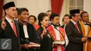 Anggota KEIN, Eddy Sariatmadja (kiri) saat disumpah sebagai anggota KEIN di Istana Negara, Jakarta, (20/1/2016). Setelah pembacaan sumpah Presiden menandatangani berita acara yang disaksikan oleh para menteri Kabinet Kerja. (Liputan6.com/Faizal Fanani)
