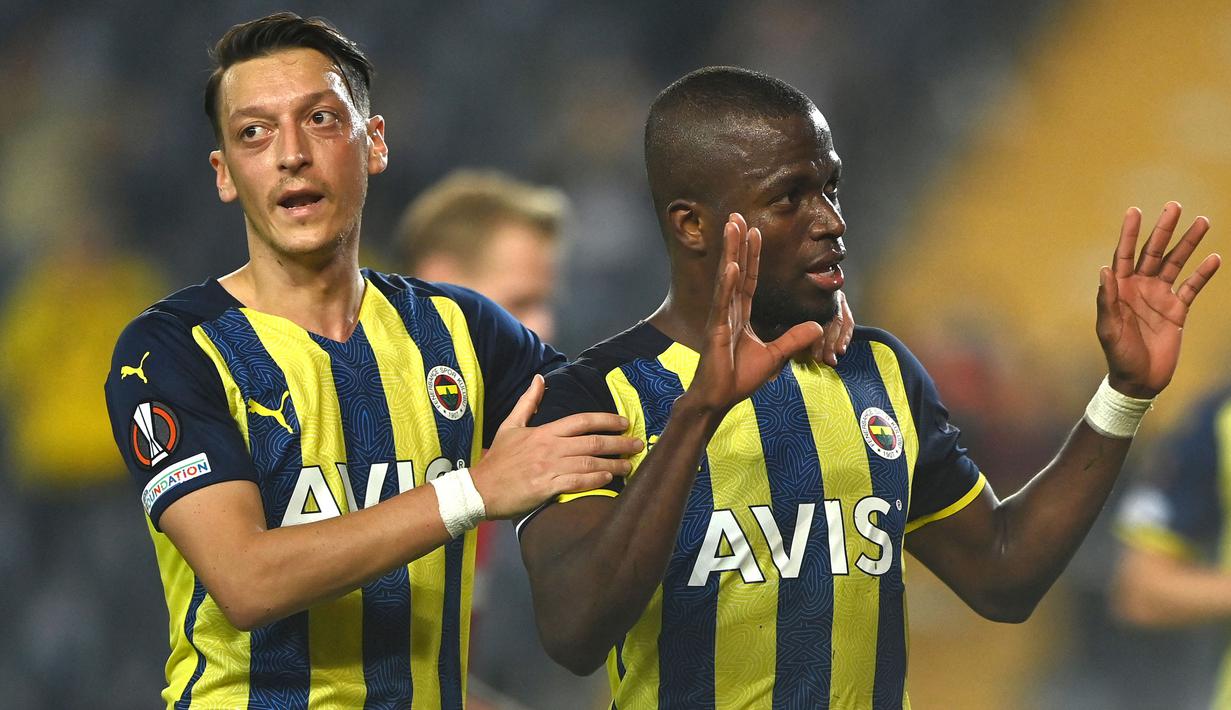 Kemampuan Mesut Ozil dalam melakukan umpan memang di atas rata-rata. Gelandang asal Jerman tersebut tercatat pernah masuk dalam pengumpan terbanyak dalam setahun sebanyak dua kali saat berseragam Real Madrid yaitu tahun 2010 dan 2013. (AFP/Ozan Kose)