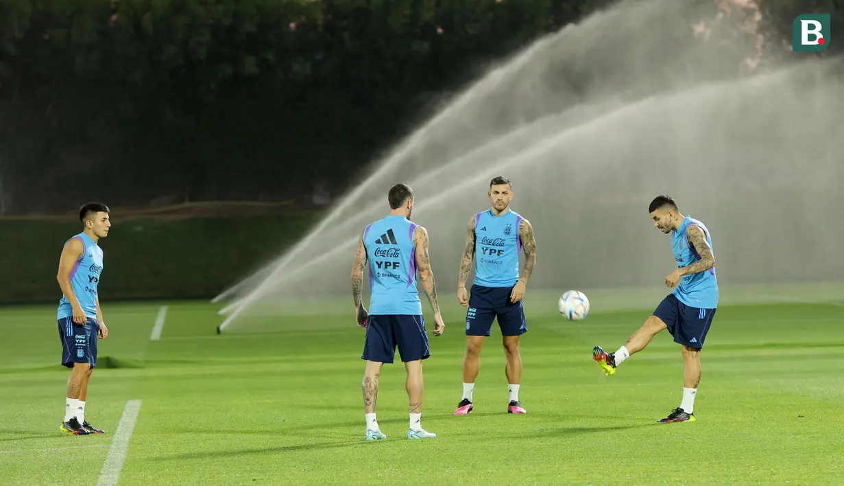 Latihan Tim Tango ini dilakukan di Qatar University Training Site 3. (Bola.com/Ade Yusuf Satria)