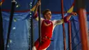 Para penampil Flynn Creek Circus tampil untuk penonton di Avon, Colorado (14/8/2021). Sirkus akan digelar di Snowmass pada 20-22 Agustus mendatang. (Chris Dillmann/Vail Daily via AP)