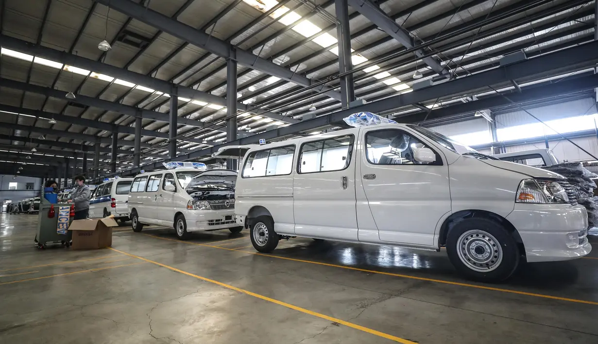 Seorang pekerja terlihat merakit ambulans di basis manufaktur milik perusahaan Brilliance Auto di Shenyang, Provinsi Liaoning, China timur laut, pada 3 Februari 2020. (Xinhua/Pan Yulong)