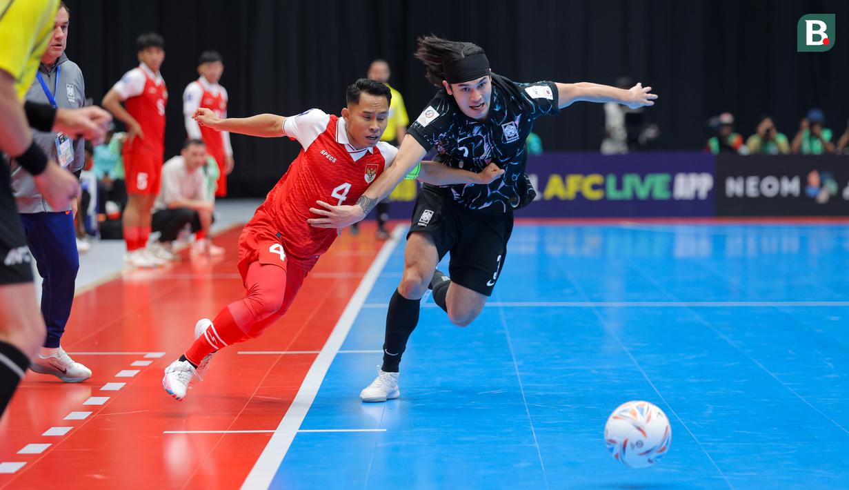 Pemain Timnas Futsal Indonesia, Mochammad Iqbal (kiri) berebut bola dengan pemain Korea Selatan, Choi Hyun-bin dalam laga Grup A Piala Asia Futsal 2026 di Indonesia Arena, Senayan, Jakarta, Selasa (27/01/2026). (Bola.com/Bagaskara Lazuardi)