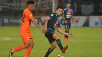 Lerby Eliandry berduel dengan Ahmet Atayev saat laga Arema vs Borneo FC di Piala Gubernur Kaltim (25/2/2018). (Bola.com/Iwan Setiawan)