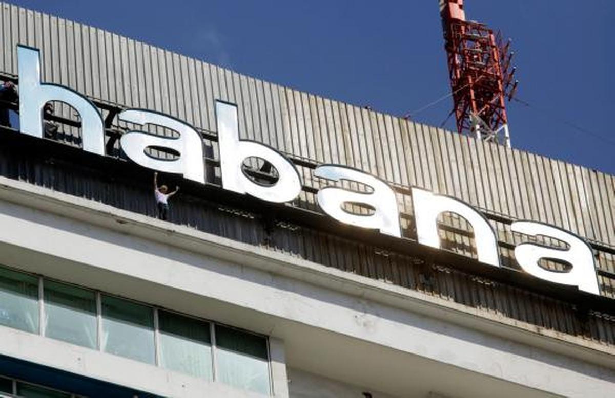 "Spiderman" kembali beraksi panjat hotel