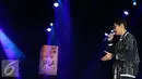 Dengan mengenakan kostum era 90-an, Afgan mencoba mengajak penonton bernyanyi pada Java Jazz Festival 2016 di Jakarta, Minggu (6/3). Afgan membuka penampilan lewat hits lawas milik Toni Braxton 'Breath Again'. (Liputan6.com/Herman Zakharia)