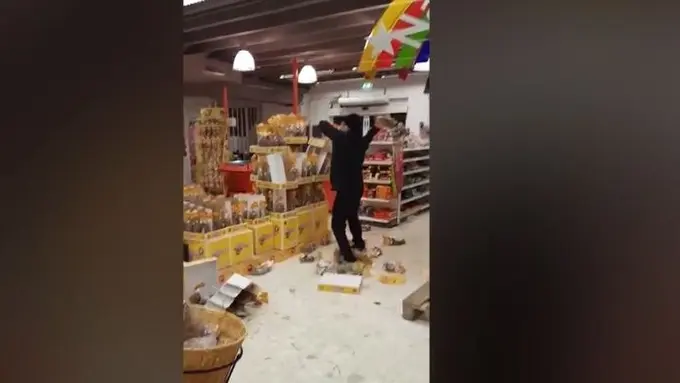 [Bintang] Lelaki Misterius Ngamuk dan Hancurkan Display di Toko, Apa Pasal?