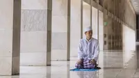 Viral Video Pria Salat dengan Keterbatasan Fisik, Bikin Terenyuh