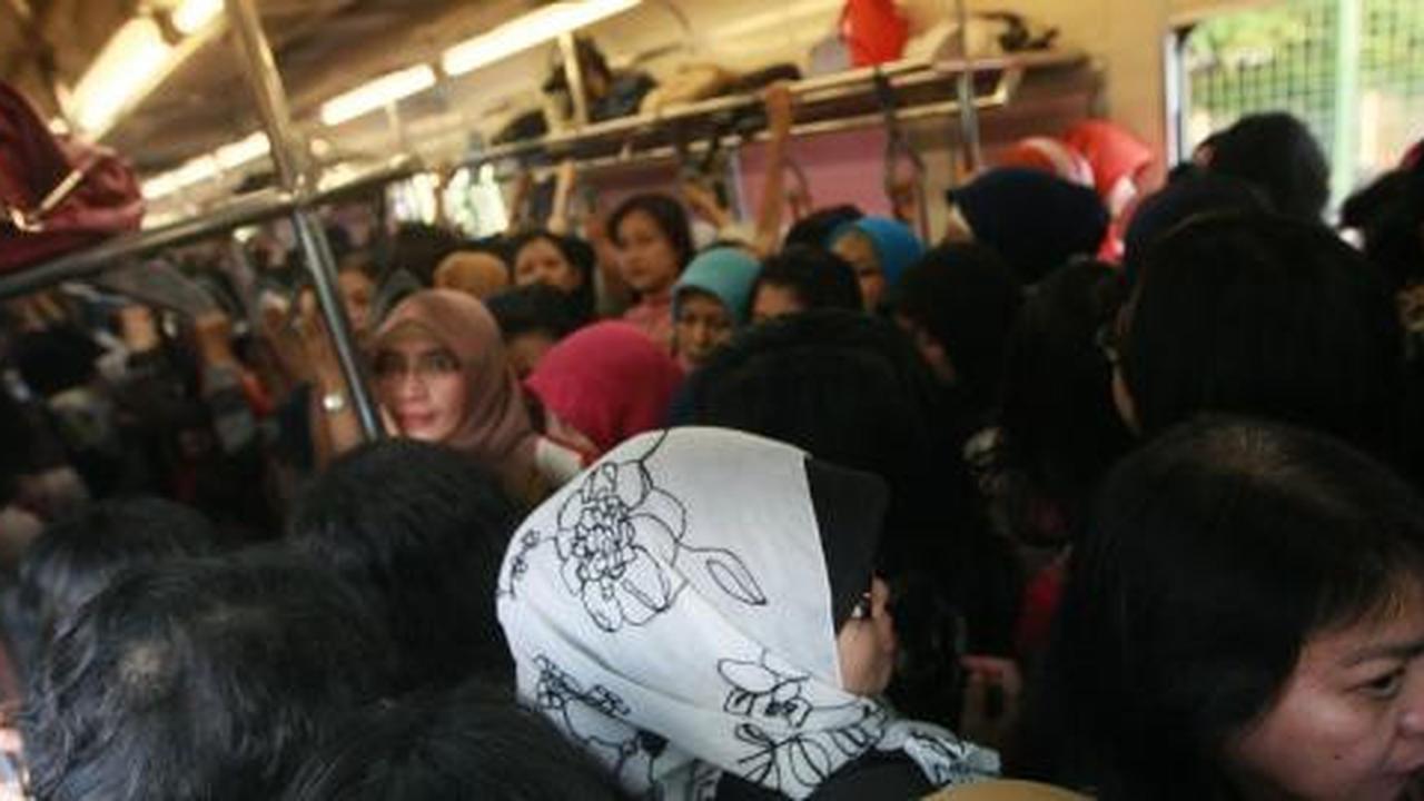Pelanggan KRL protes tiket Commuter Line naik Rp 2.000