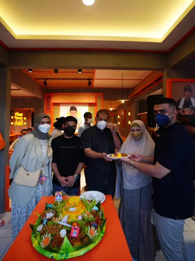 Fadil Jaidi membesarkan Waroeng Pak Muh bersama Nikmat Group. (IST)