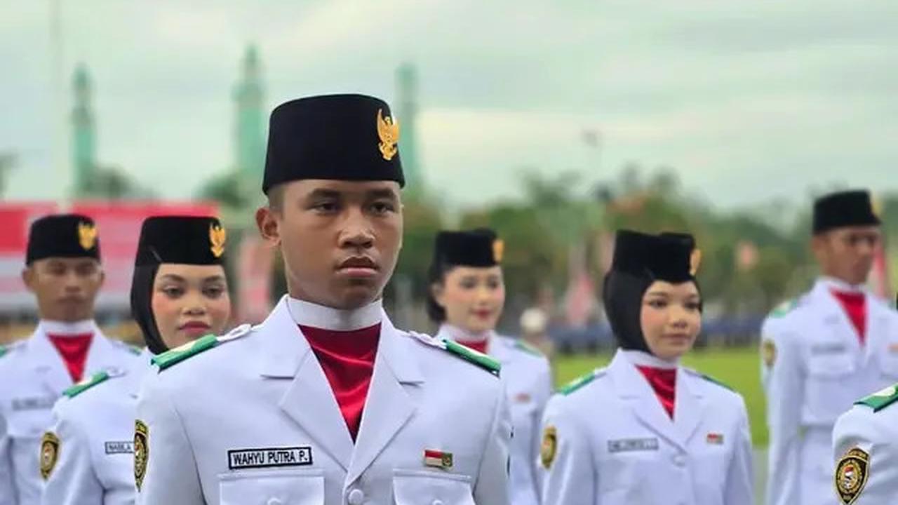 Potret Keponakan Fitri Carlina Jadi Anggota Paskibraka Kutai Timur, Tampil Gagah dengan Seragam Serba Putih