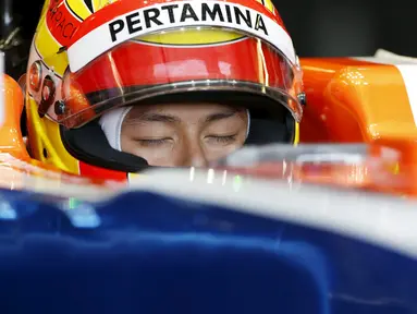 Pebalap Manor Racing asal Indonesia, Rio Haryanto, berdoa sebelum memulai latihan bebas pertama F1 GP Australia di Sirkuit Albert Park, Australia, Jumat (18/3/2016). (Reuters/Brandon Malone)