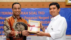 Mendikbud, Anies Baswedan (kiri) menyerahkan naskah Tes Kompetensi Dasar CPNS tahun 2016 kepada Menpan-RB, Yuddy Chrisnandi di Kemendikbud, Jakarta, Rabu (20/1/2016). Naskah soal TKD yang telah disusun sebanyak 18.820. (Liputan6.com/Helmi Fithriansyah)