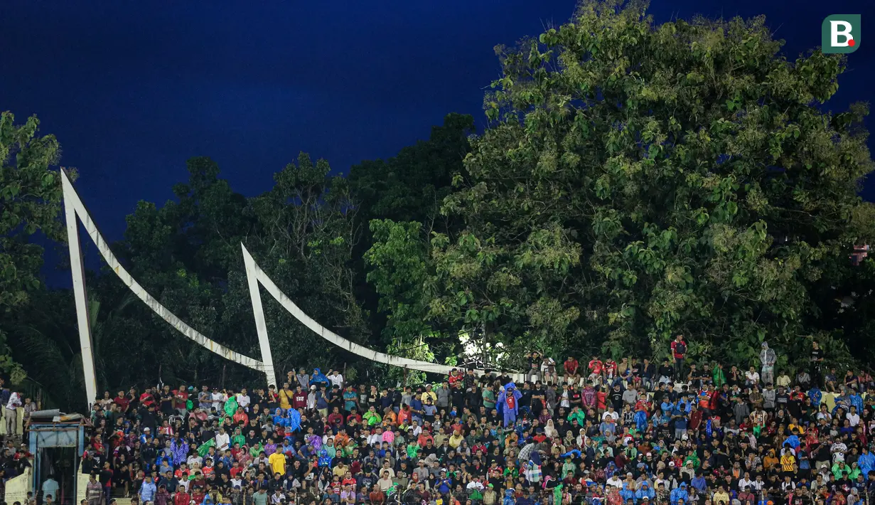 Masyarakat memadati tribune saat laga leg kedua final Pegadaian Liga 2 2023/2024 antara Semen Padang menghadapi PSBS Biak di Stadion GOR Haji Agus Salim, Padang, Sabtu (9/3/2024). (Bola.com/Bagaskara Lazuardi)