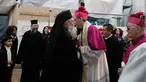 Uskup Agung Ortodoks Yunani Theophylactos (kiri) berpelukan degan Wakil Patriarkal Betlehem Uskup Agung Pierbattista Pizzaballa saat penyambutan di Manger Square di luar Gereja Nativity di Kota Betlehem, Palestina, Minggu (24/12). (AFP/Musa Al Shaer)