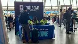 Vibes Piala Dunia 2026 juga cukup terasa dengan pernak-pernik mencolok di berbagai sudut Bandara JFK, seakan memberitahu saya dan juga "warga dunia" bahwa Amerika Serikat siap menjadi tuan rumah yang baik selama satu bulan ke depan. (Bola.com/Hery Kurniawan)