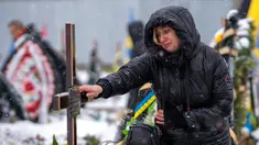 Nataliya menangis di makam saudara laki-lakinya Oleg Kunynets, seorang prajurit militer Ukraina yang terbunuh di bagian timur negara itu, saat pemakamannya di Lviv, Ukraina, 7 Februari 2023. Memasuki hari ke-350 invasi Rusia ke Ukraina, korban jiwa terus berjatuhan di antara kedua belah pihak yang berseteru. (AP Photo/Emilio Morenatti)