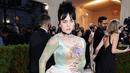 <p>Penyanyi pemenang Oscar itu mengenakan gaun upcycled yang terinspirasi dari Regency oleh Gucci. (Instagram/metgalaofficial).</p>
<div id="gtx-trans" style="position: absolute; left: -11px; top: 46.6667px;"> </div>